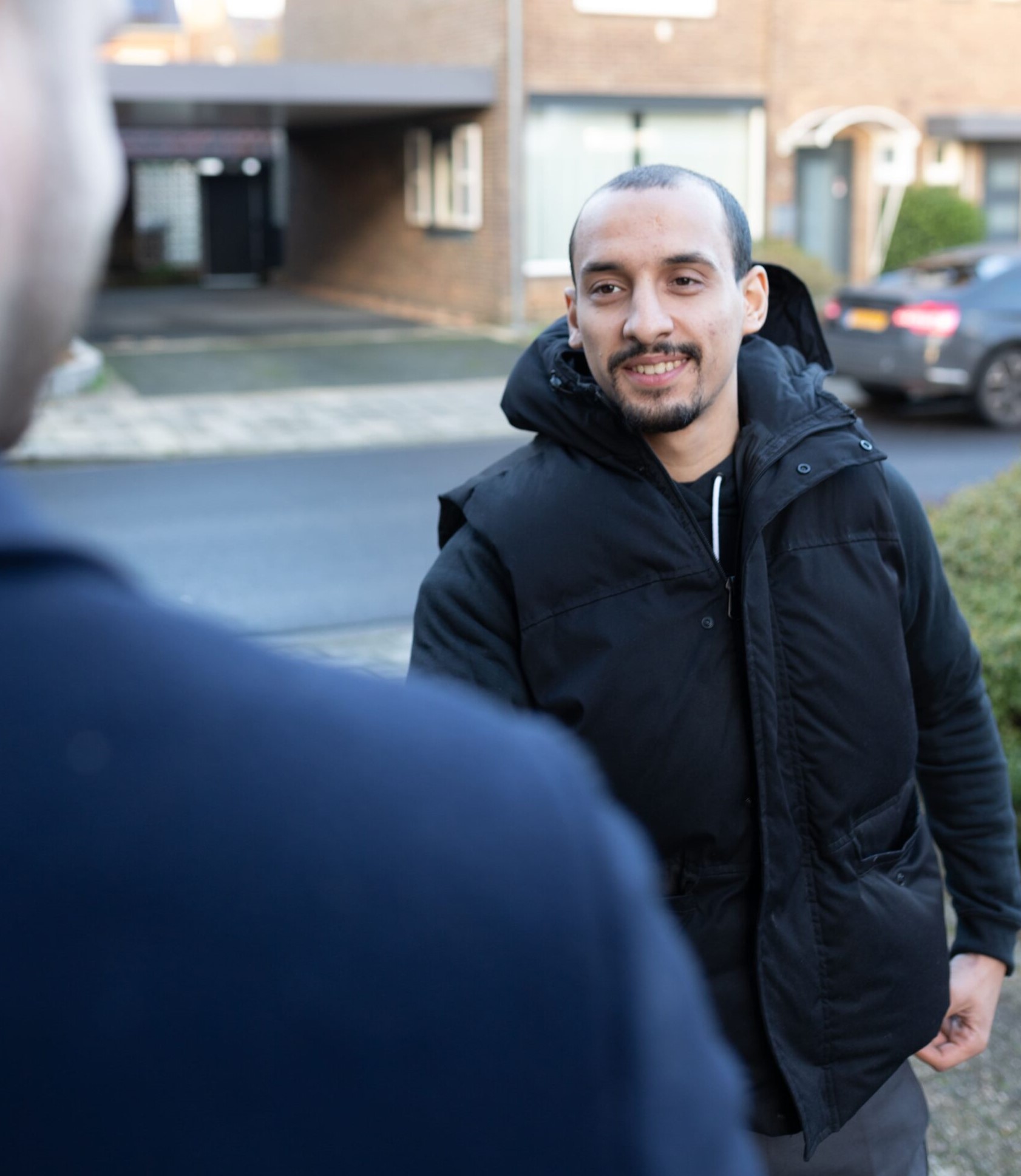 slotenmaker komt om auto te laten openen