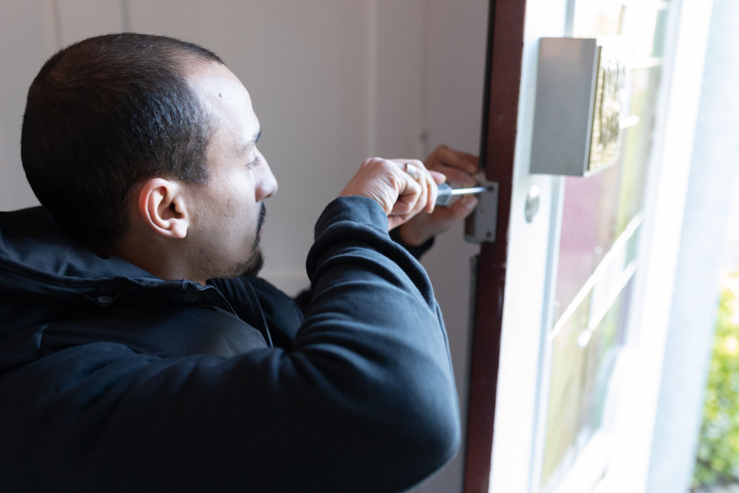 slotenmaker in peel en maas aan het werk