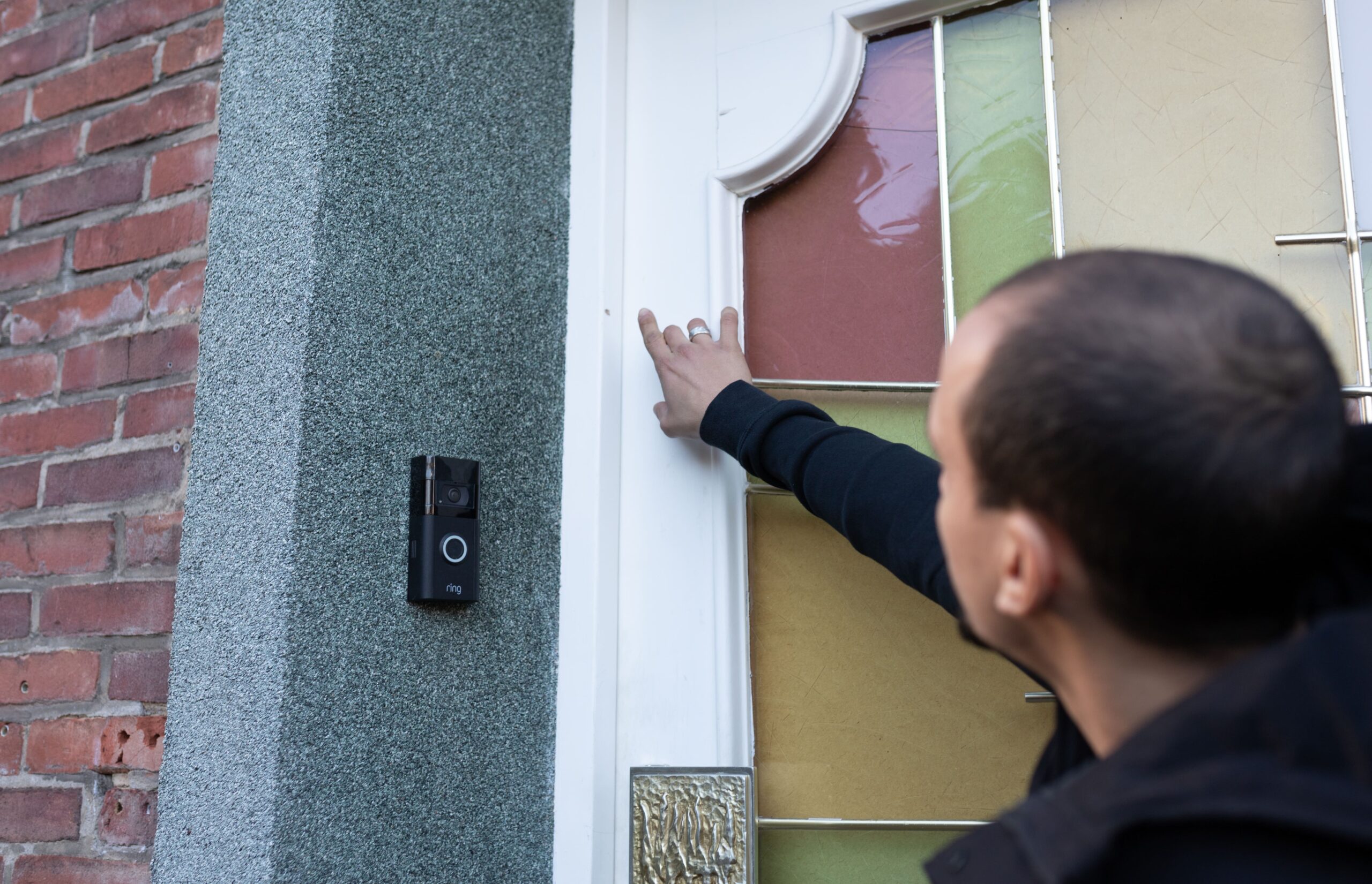 slotenmaker in veghel controleert het slot